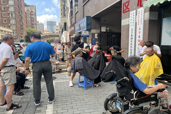 便民集市零距离，贴心服务暖人心