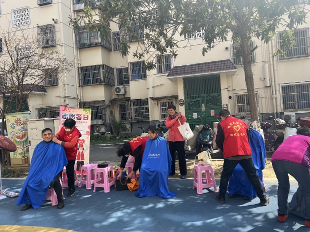 锦绣花园社区退役军人理发志愿者开展为老人爱心理发志愿服务活动