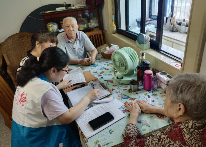 虹景社区上门进行适老化改造评估