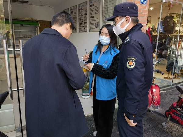 监督与服务并行 沿街商铺防疫不松懈